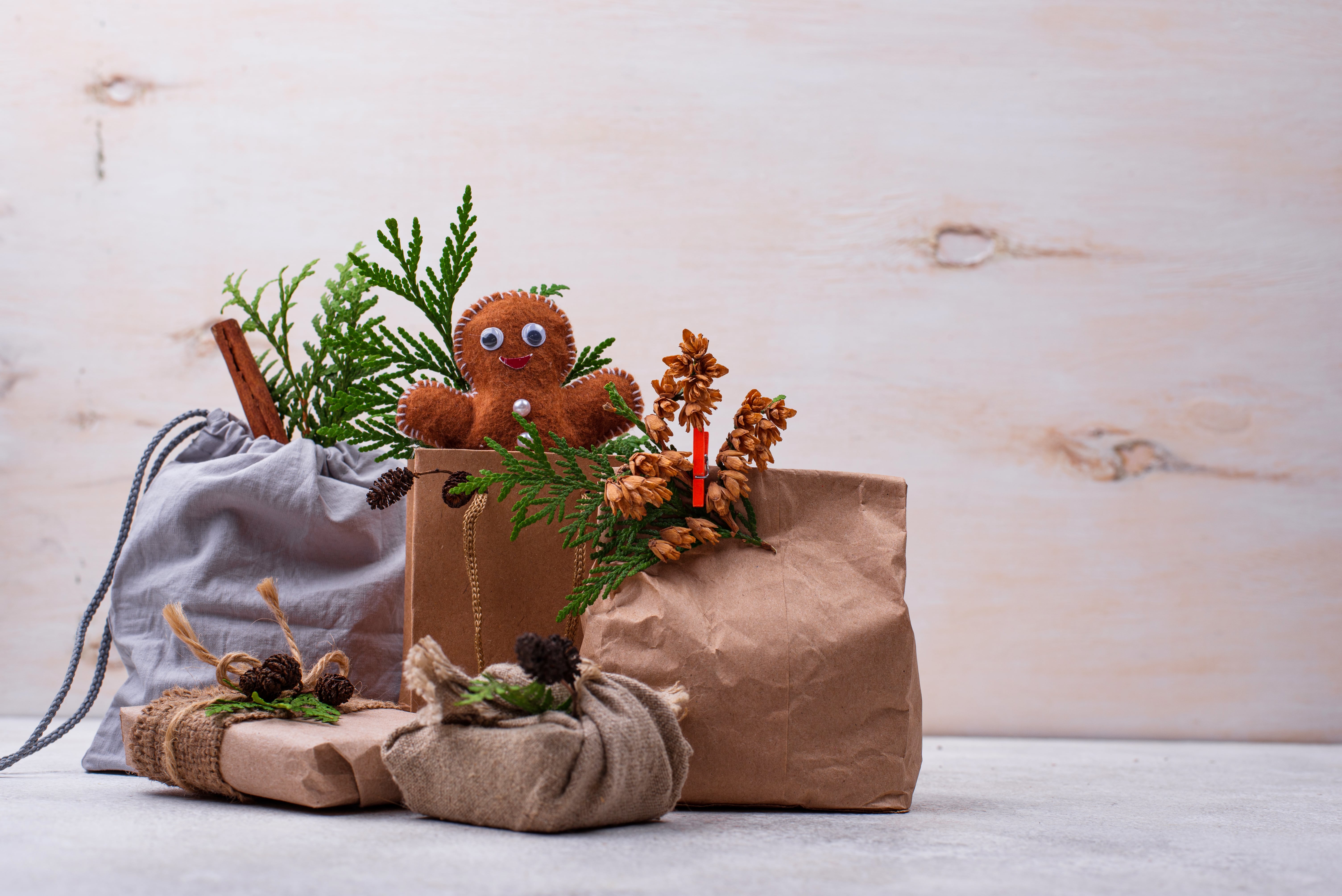 Zero waste Christmas gift ideas with sustainable wrapping and eco-friendly products